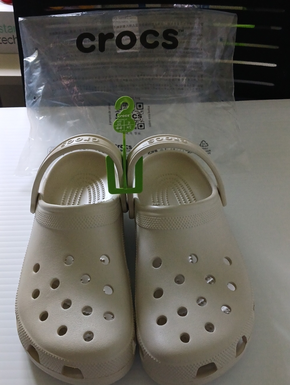 CROCS Men Classic Clog in Cream